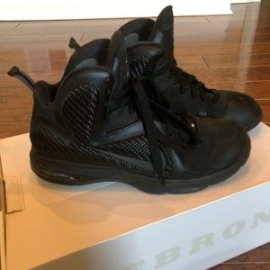 Nike Air Max Lebron 9 "Blackout" Size 10 Sneakers